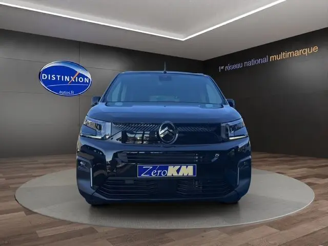 Vue frontale d'un Citroën Berlingo N1 BlueHDi 130 noir avec jantes noires et caméra de recul en showroom.