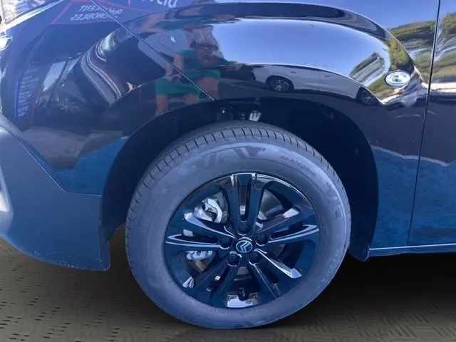 Gros plan sur la roue avant gauche noire du Citroën Berlingo N1 BlueHDi 130 avec jante noire brillante.