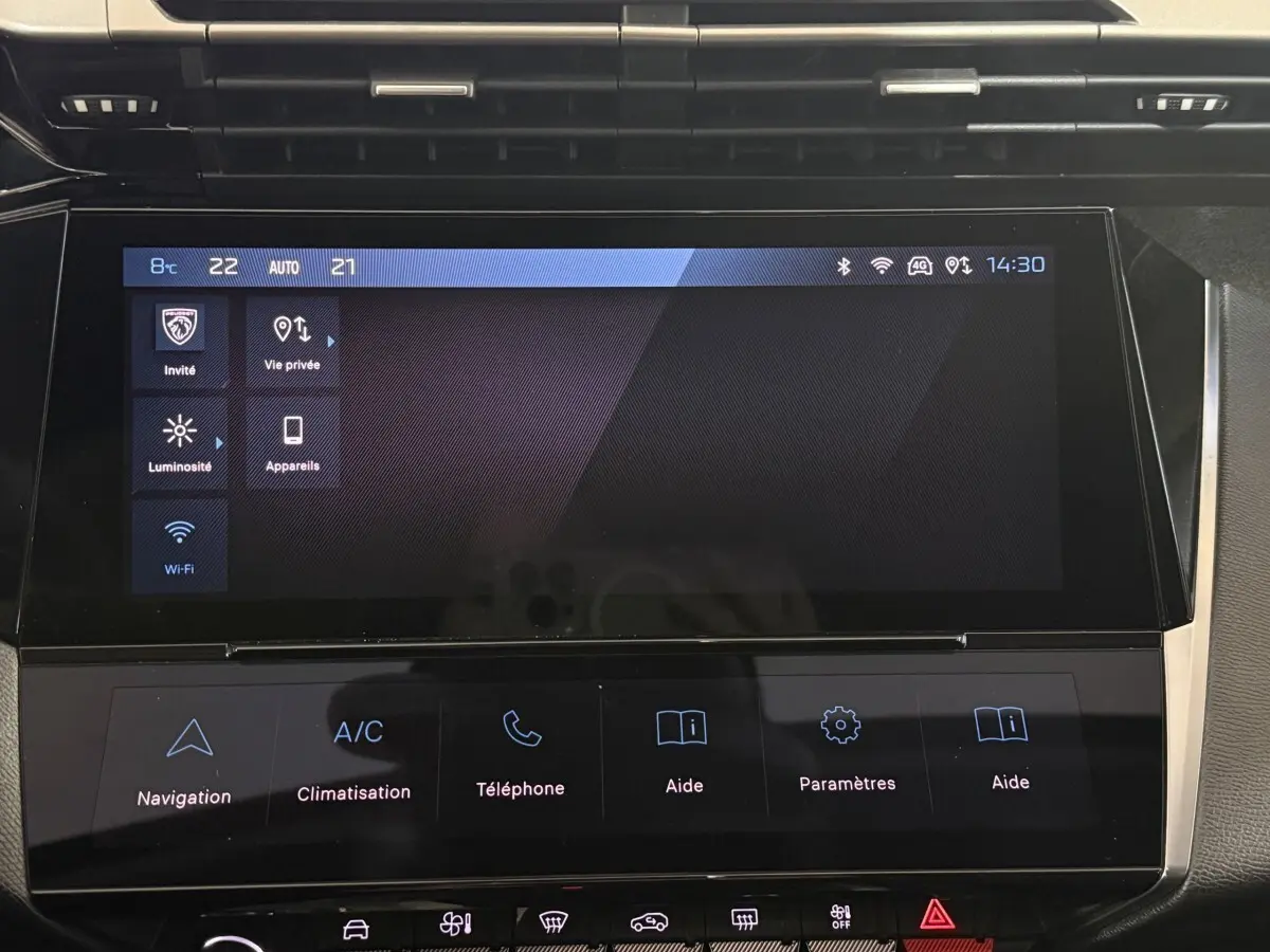 Écran tactile central de la Peugeot 308 PureTech 130 bleu, affichage des réglages climatisation et navigation.