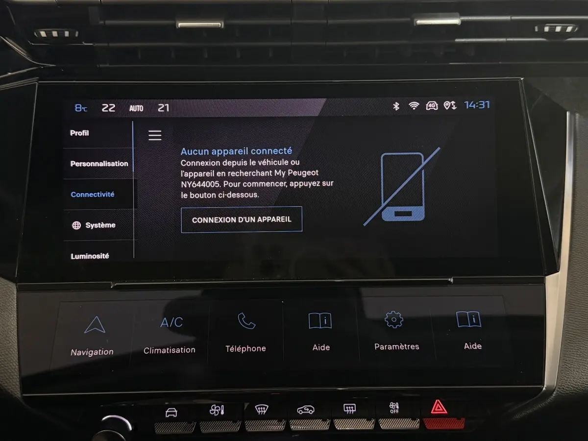 Écran tactile central du tableau de bord de la Peugeot 308 PureTech 130 bleu, affichant le menu connectivité.