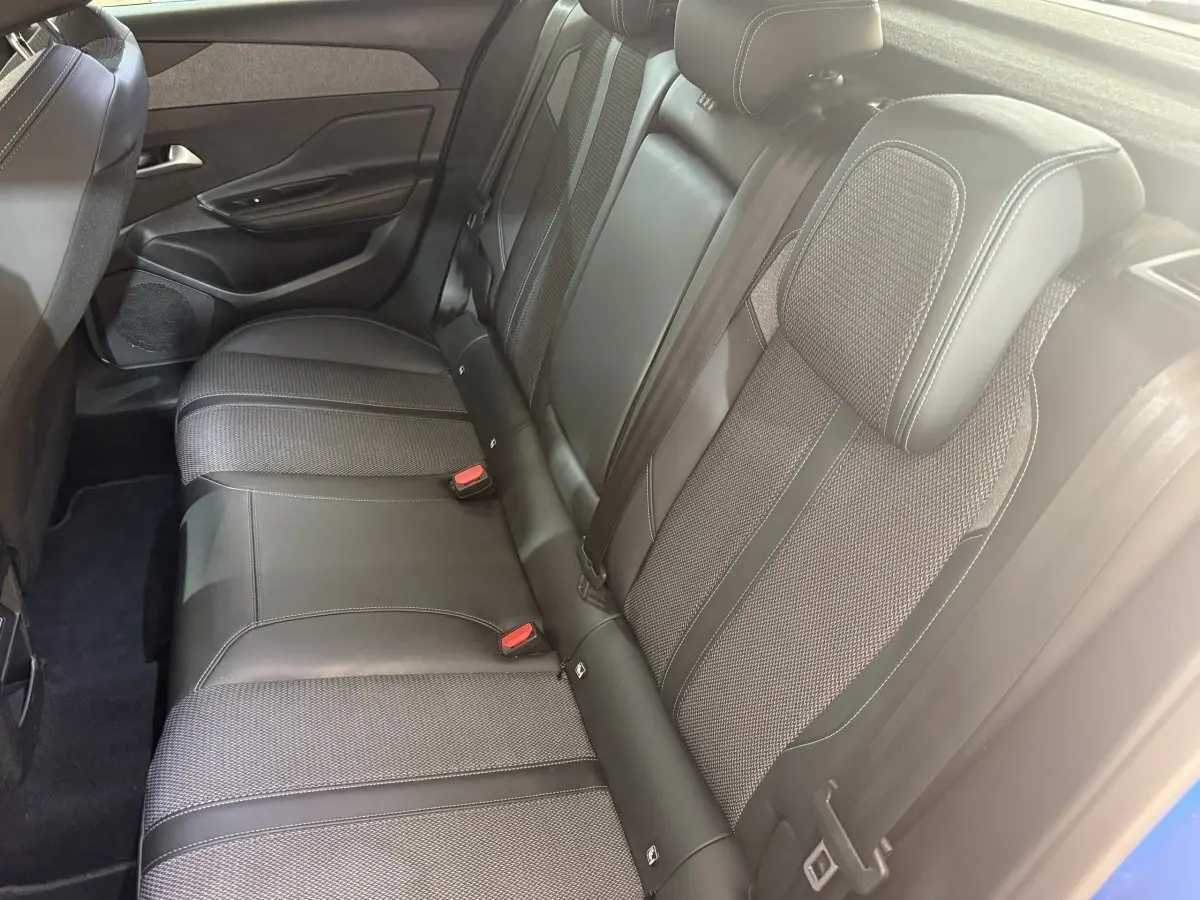 Vue intérieure côté droit sur la banquette arrière en tissu et cuir noir de la Peugeot 308 PureTech 130 S&S Allure Pack 2023.