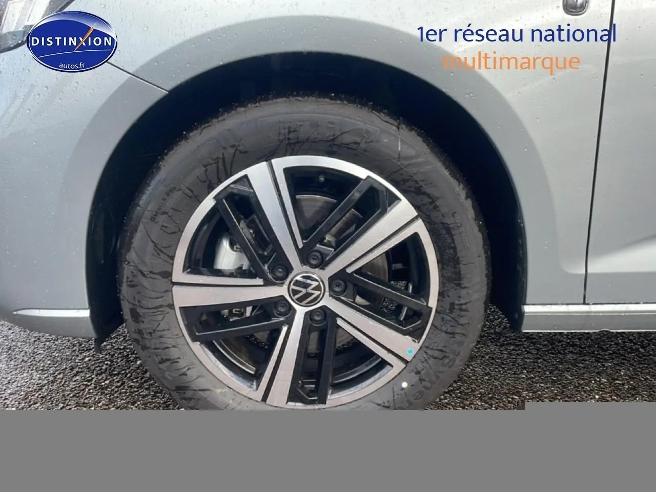 Gros plan sur la roue avant gauche gris argent du Volkswagen Caddy 2.0 TDI 122 DSG7 avec jante alliage noire et argent.