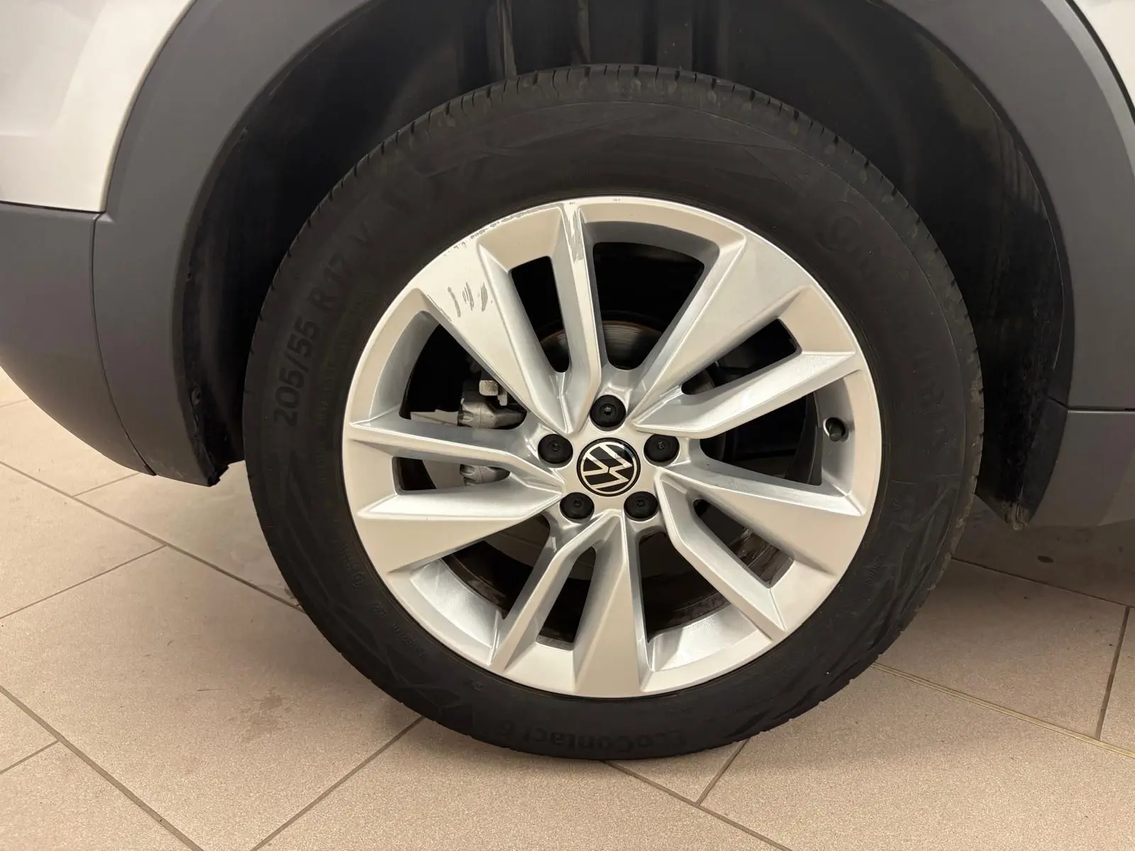 Gros plan sur la jante alliage 17 pouces Bangalore argentée du Volkswagen T-Cross 2024 couleur Reflet d'Argent.