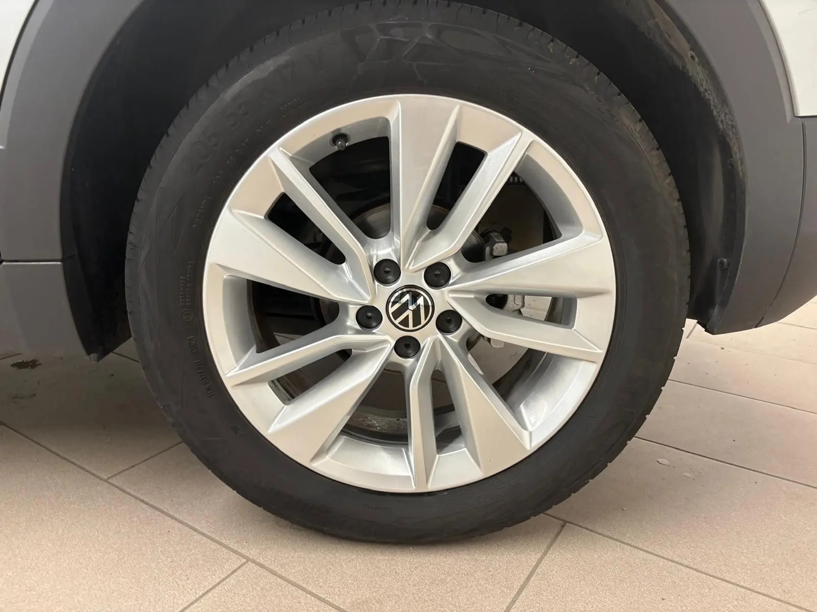 Gros plan sur la jante alliage argentée 17 pouces Bangalore du Volkswagen T-Cross 2024 couleur Reflet d'Argent.