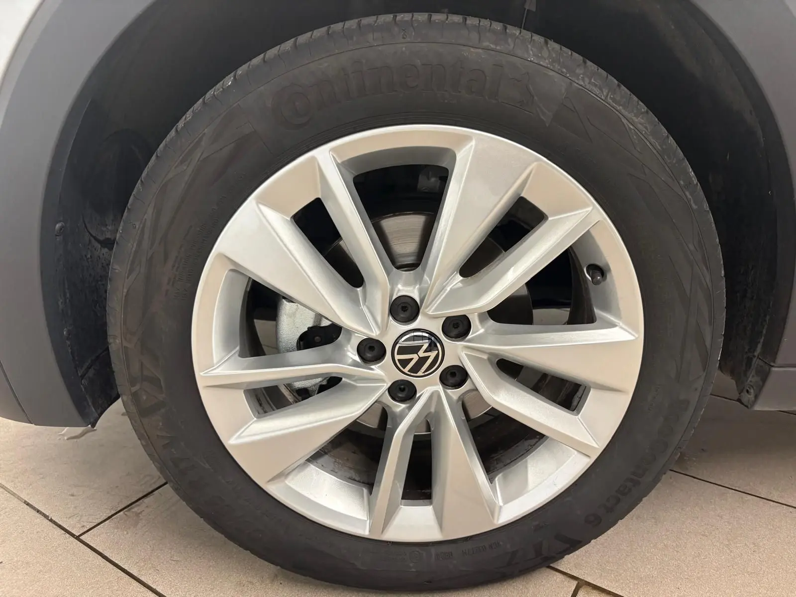 Gros plan sur la jante alliage légère 17 pouces Bangalore argentée du Volkswagen T-Cross 2024 reflet d'argent.