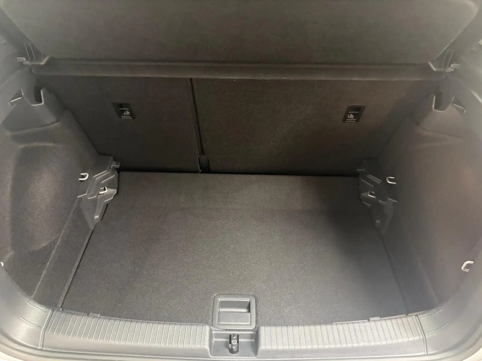 Coffre vide vu de face, revêtement noir, espace de rangement du Volkswagen T-Cross 2024.