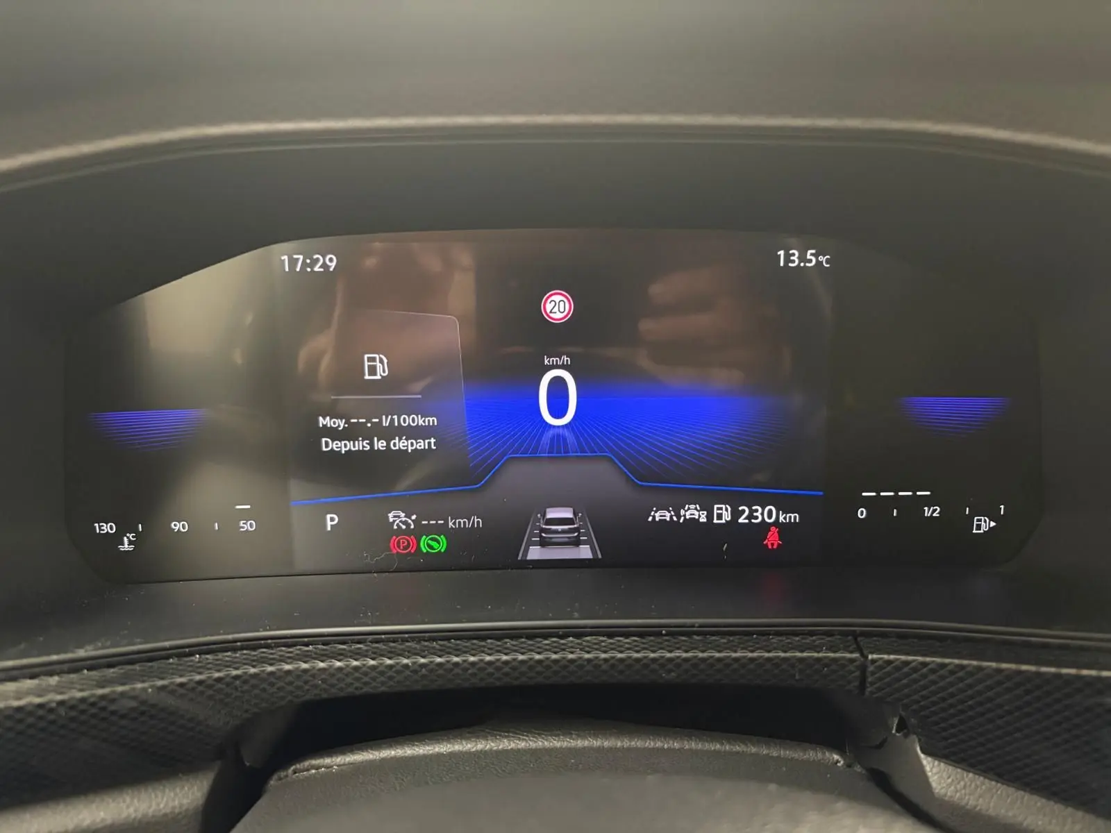 Combiné d'instruments digital 8 pouces du Volkswagen T-Cross 2024 affichant vitesse et aides à la conduite.