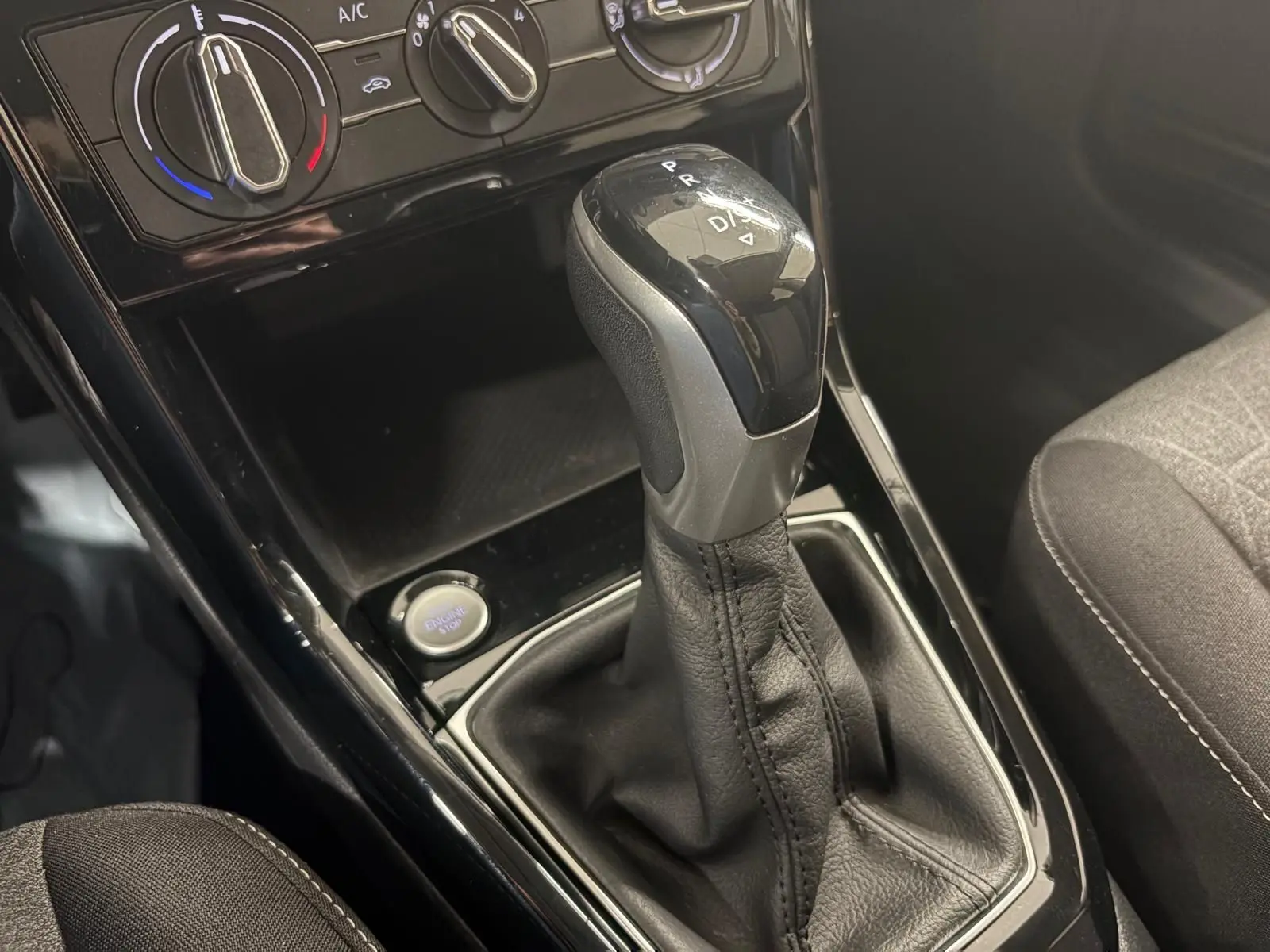 Gros plan sur le levier de vitesses automatique en cuir noir dans l’habitacle du Volkswagen T-Cross 2024.