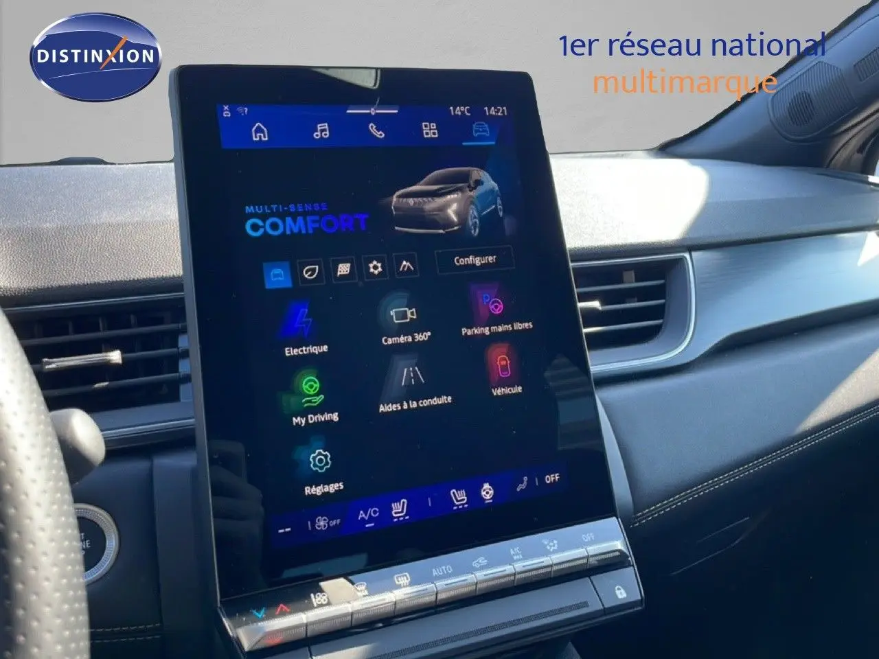 Vue intérieure centrée sur l'écran tactile vertical du tableau de bord de la Renault Symbioz noire étoile métal, affichant les réglages de conduite.
