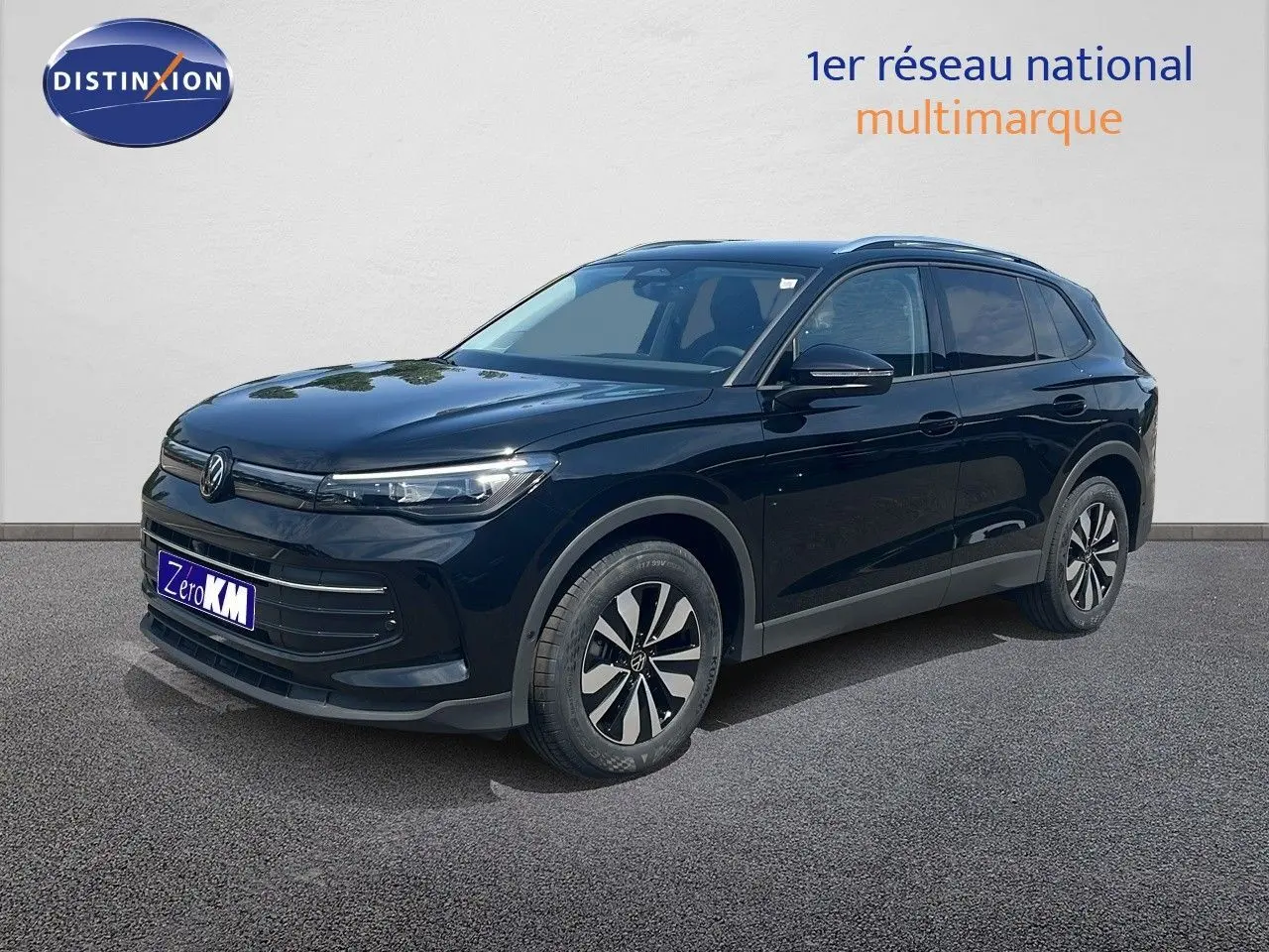Volkswagen Tiguan 1.5 TSI noir grenadilla métal en 3/4 avant droit, SUV hybride avec jantes distinctives.