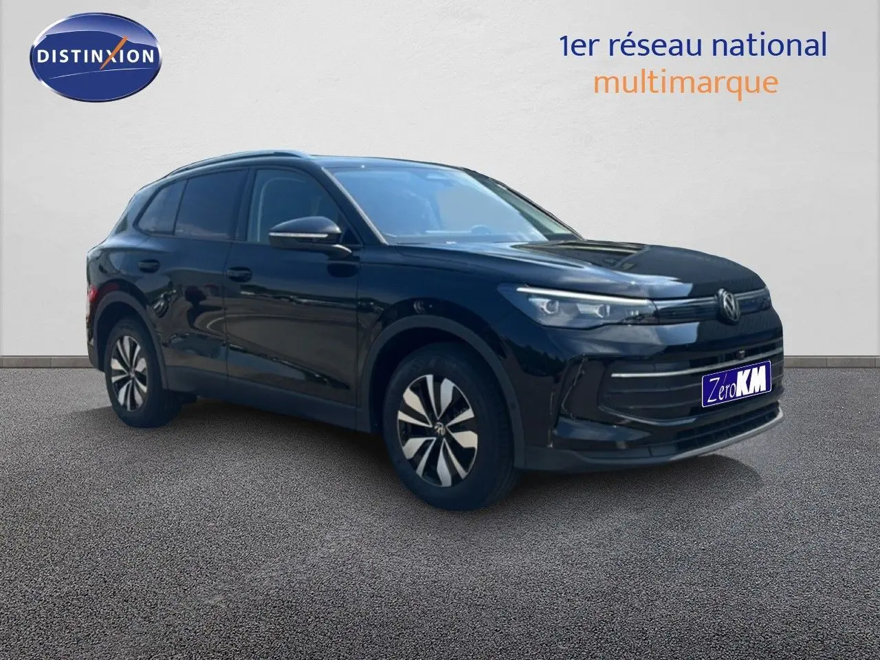 Volkswagen Tiguan 1.5 TSI noir grenadilla métal, vue 3/4 avant droit, SUV hybride essence avec jantes distinctives.