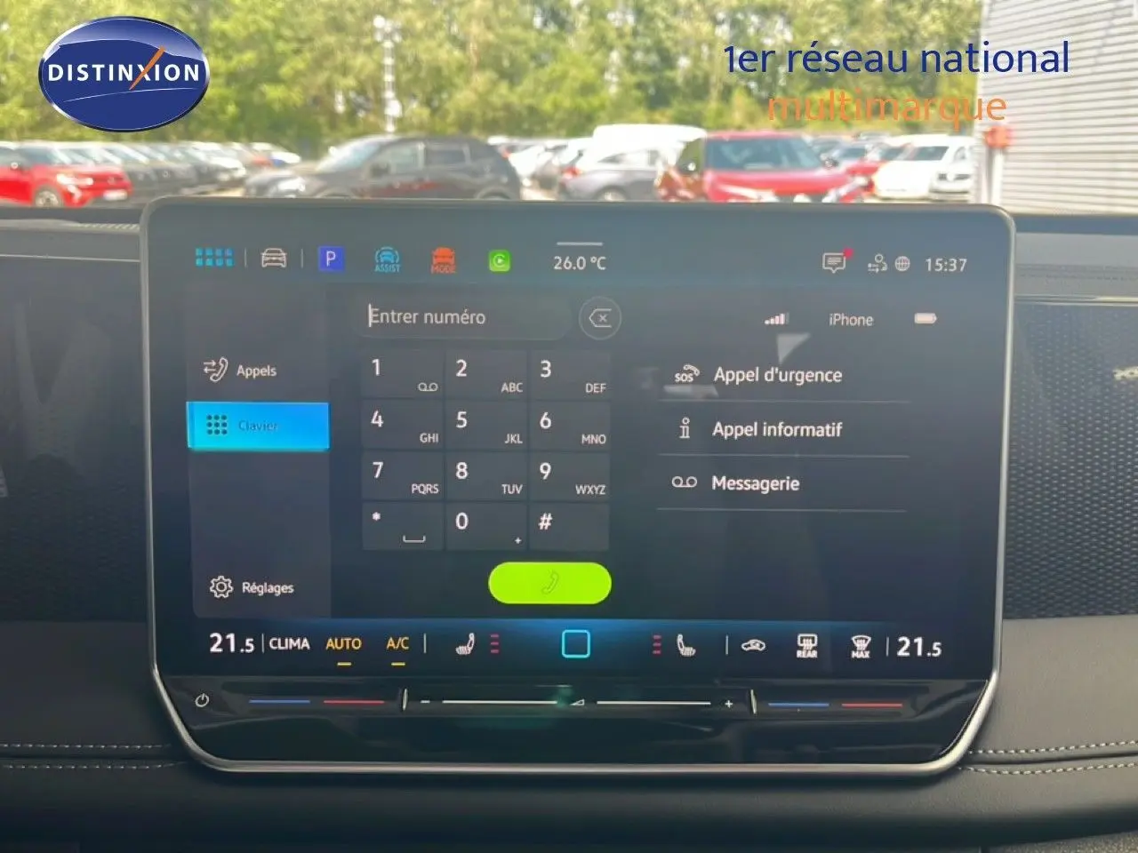 Vue intérieure du tableau de bord du Volkswagen Tiguan noir Grenadilla, avec écran tactile affichant le menu appels.
