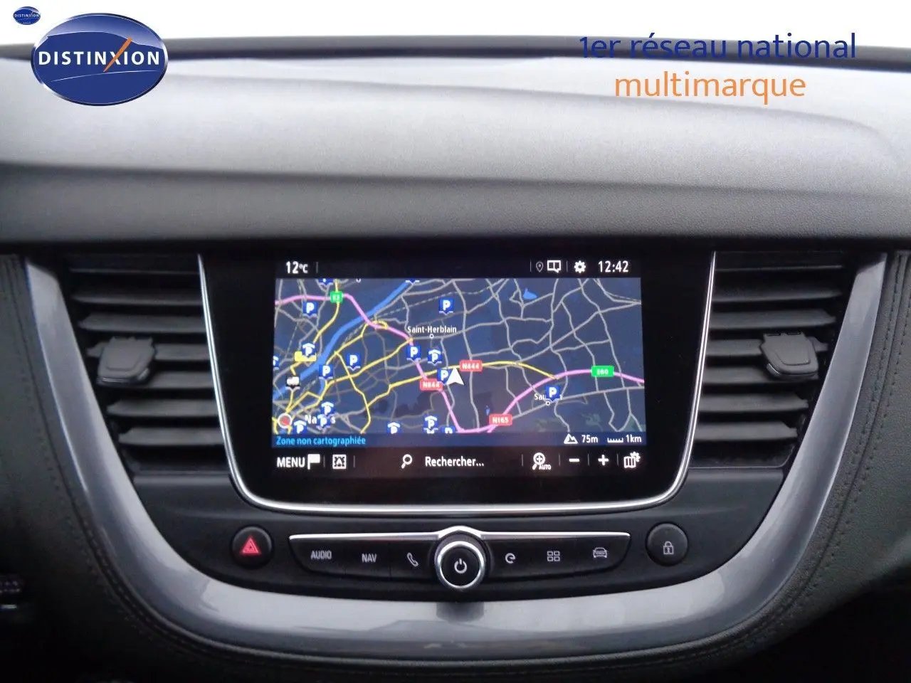 Écran tactile central avec navigation GPS dans l'habitacle d'un Opel Grandland X blanc nacré 2021.