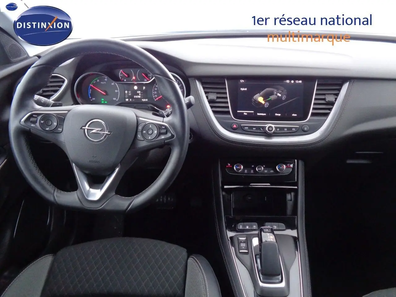 Intérieur de l'Opel Grandland X hybride 2021, vue sur le tableau de bord et le volant cuir noir avec écran central tactile.