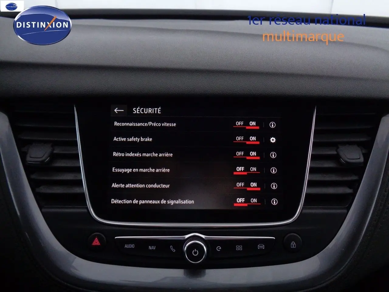 Écran tactile central affichant les options de sécurité du tableau de bord d'un Opel Grandland X blanc nacré.