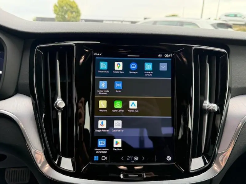 Écran tactile central du tableau de bord du Volvo S60 2024 avec interface multimédia et commandes climatisation.