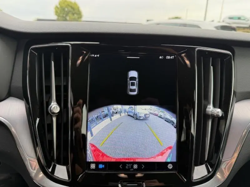 Vue de la caméra de recul affichée sur l'écran central d'une Volvo S60 rouge fusion métallisé, montrant l'arrière du véhicule.