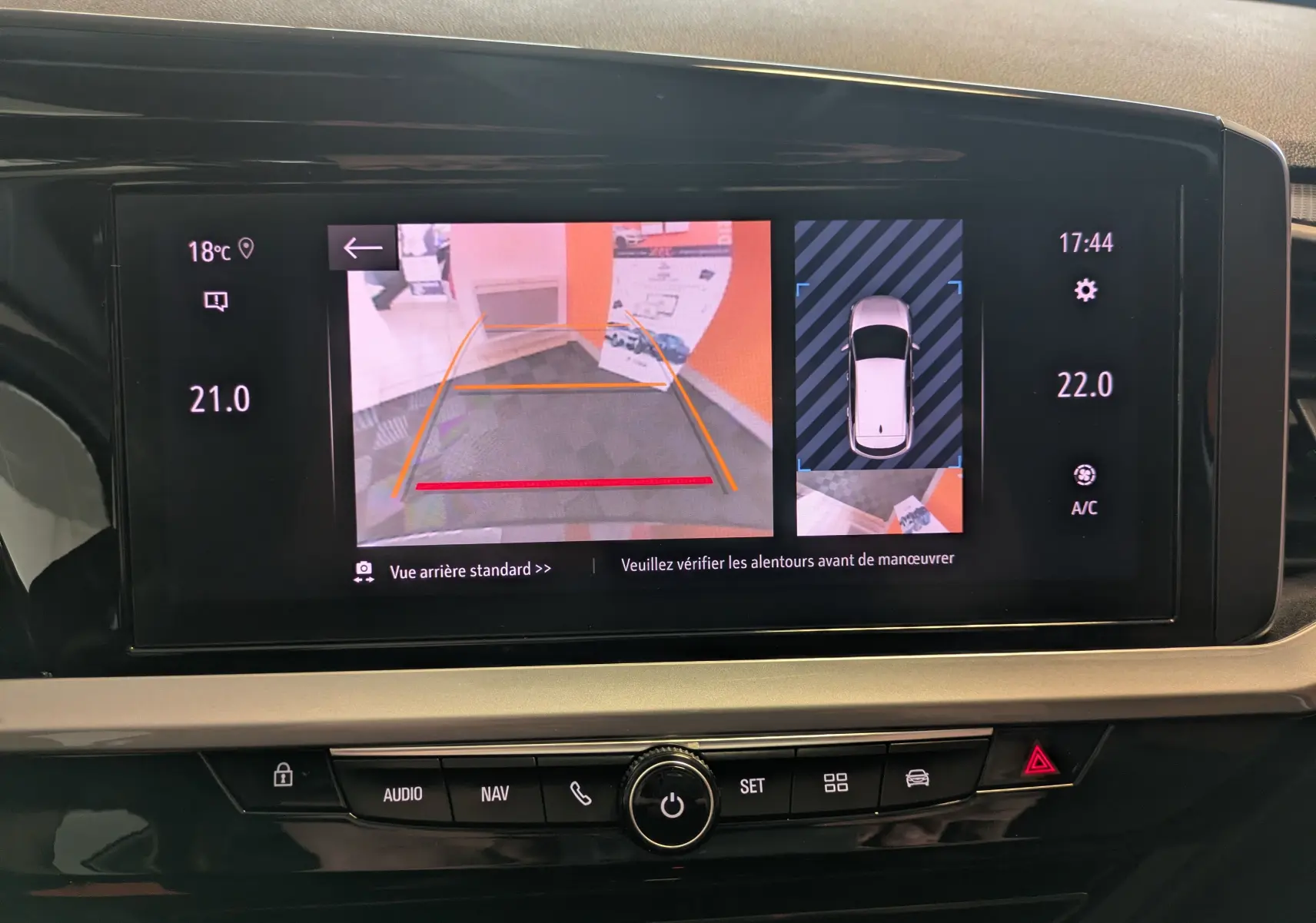 Écran central de l’Opel Grandland 2023 affichant la caméra de recul avec vue panoramique et réglages climatisation.