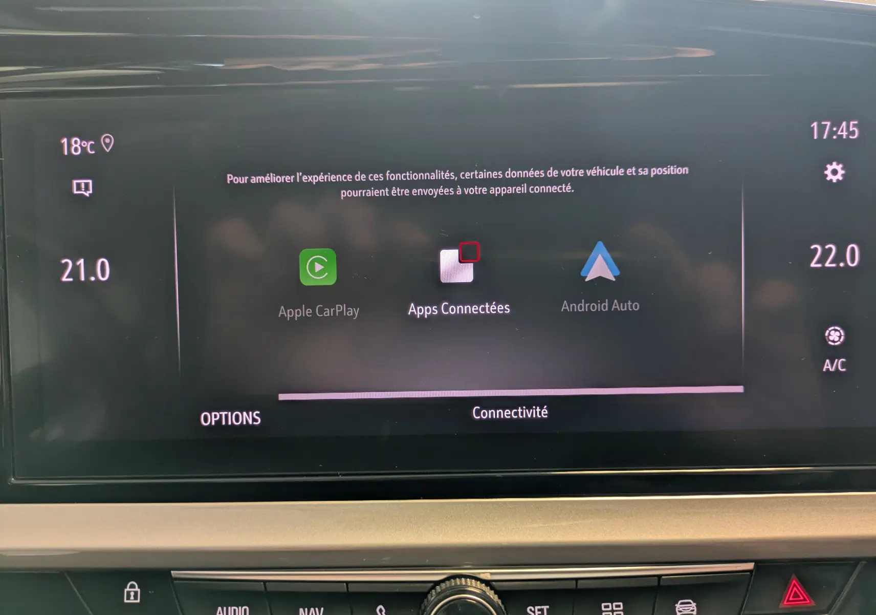 Écran tactile central de l’Opel Grandland 2023 affichant les options Apple CarPlay, Android Auto et applications connectées.