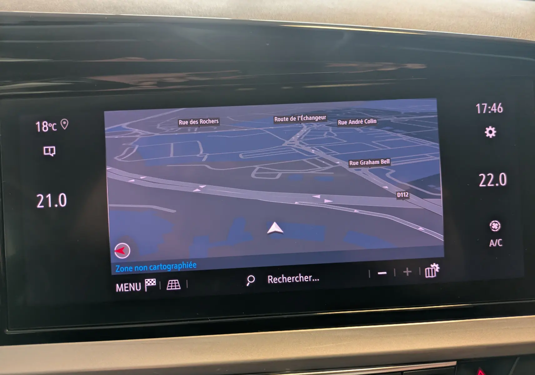 Écran central du système de navigation de l’Opel Grandland 2023, affichant une carte avec température et réglages climatisation.
