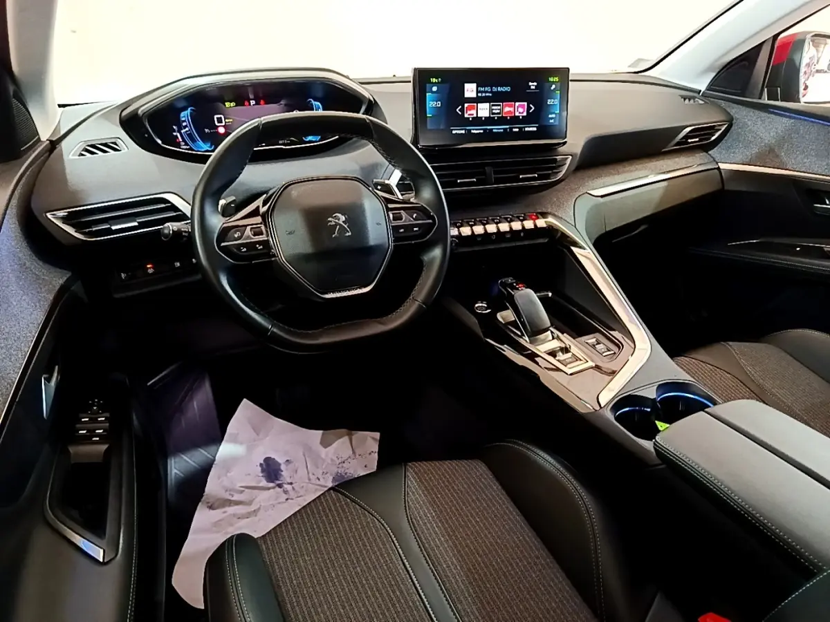 Intérieur du Peugeot 3008 hybride rechargeable 2021 vu de face, volant cuir, écran tactile central et tableau de bord numérique.