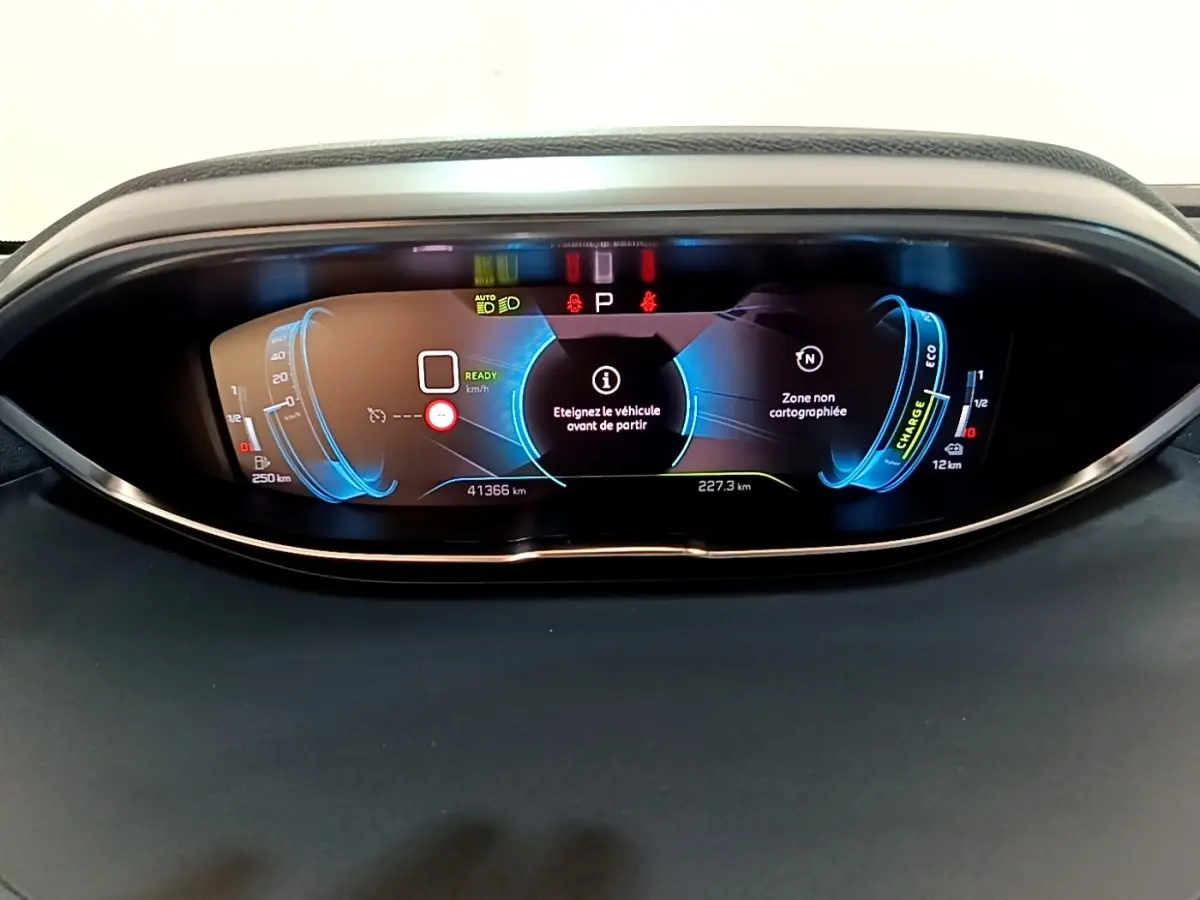 Tableau de bord numérique du Peugeot 3008 hybride, affichage 12,3 pouces avec indicateurs bleus et informations de conduite.