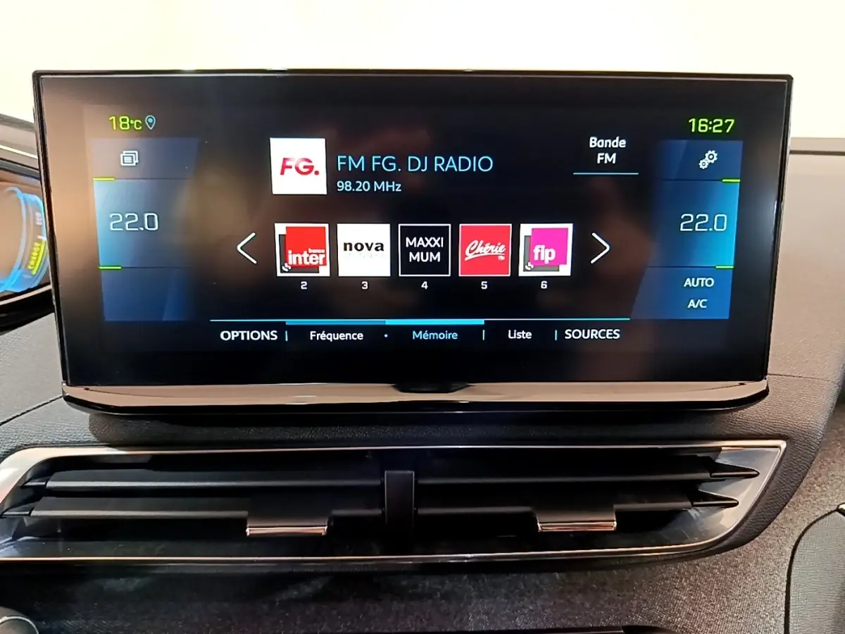 Écran tactile central affichant les stations radio dans l'habitacle du Peugeot 3008 hybride rechargeable 2021.