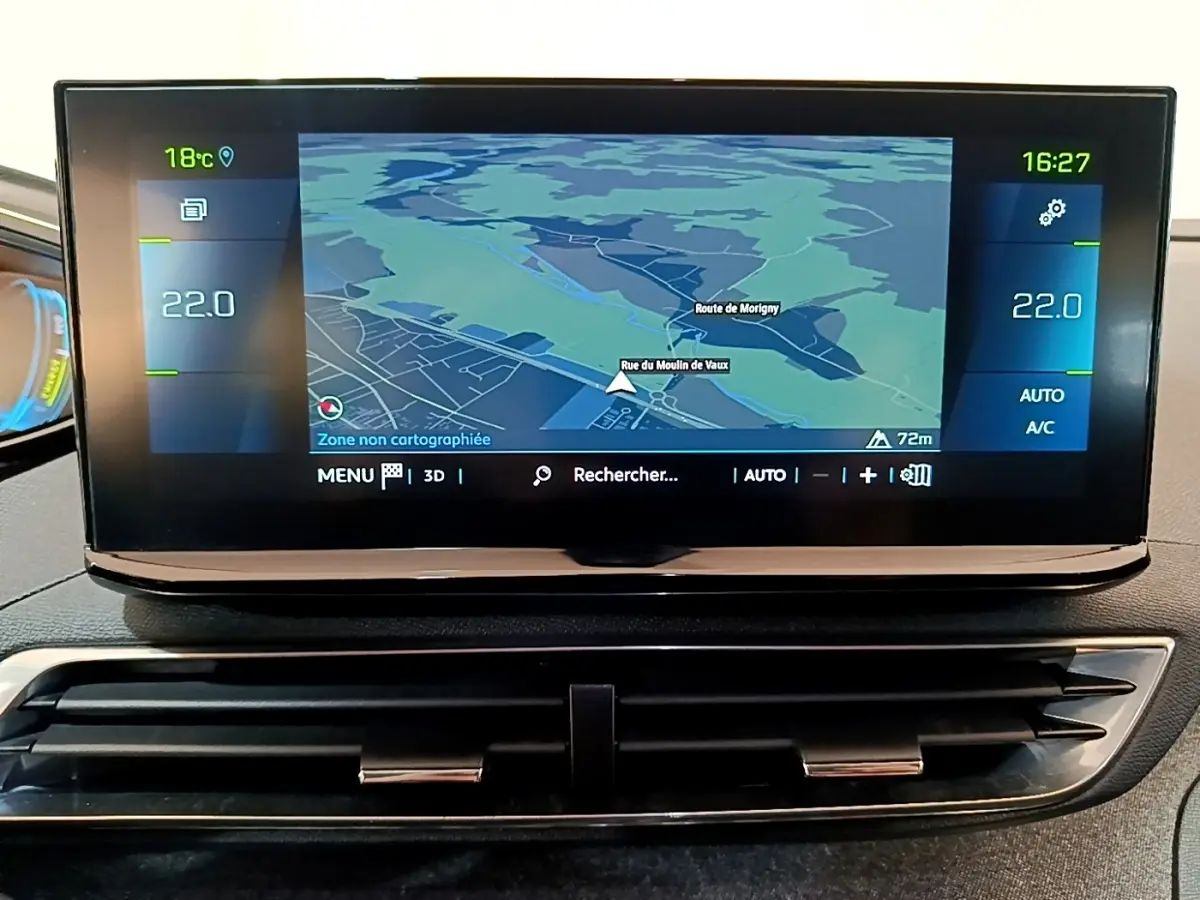Écran tactile central du tableau de bord du Peugeot 3008 hybride affichant la navigation et la climatisation à 22°C.