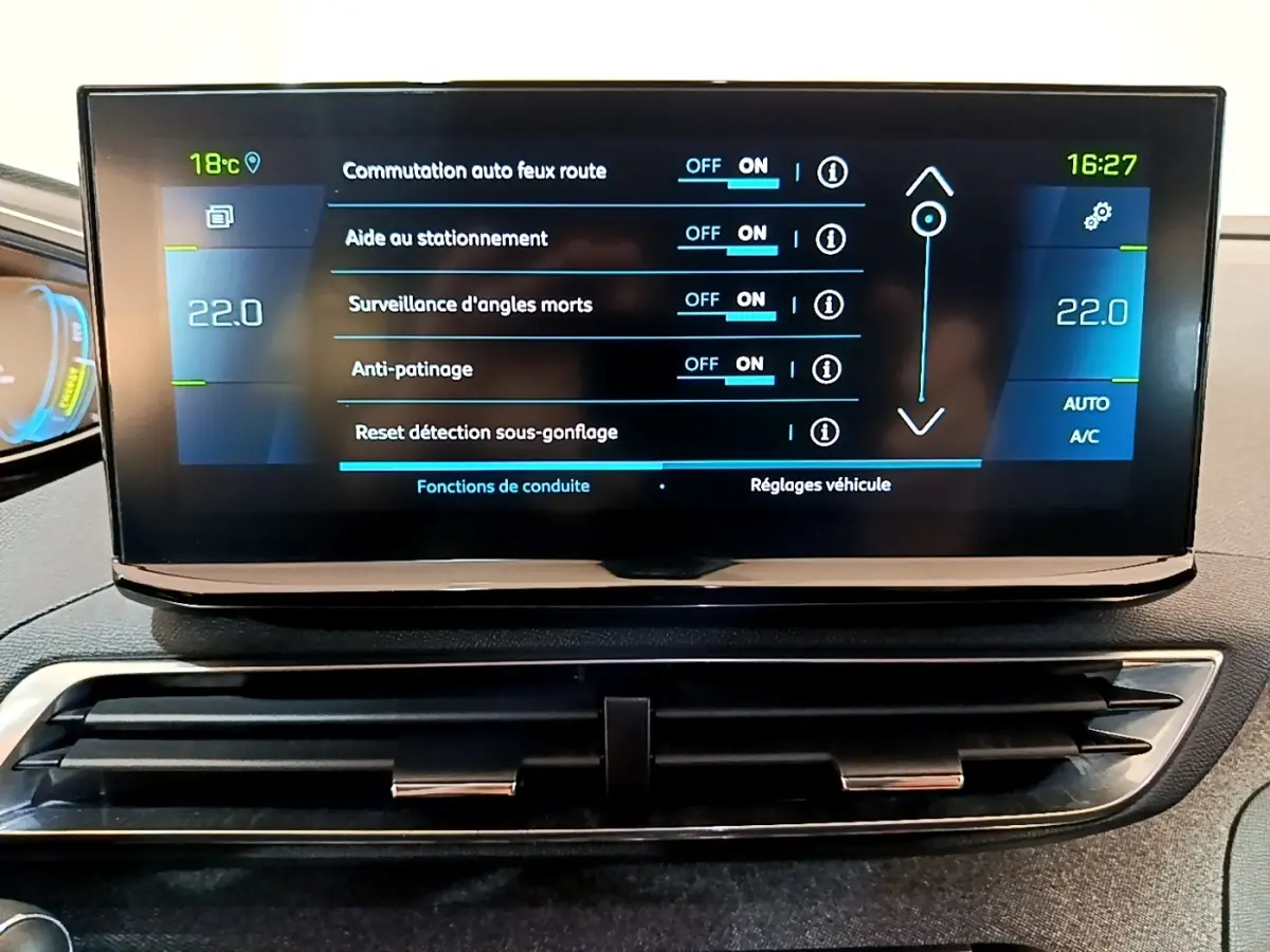 Écran tactile central du tableau de bord du Peugeot 3008 hybride, affichant les réglages d'aide à la conduite.