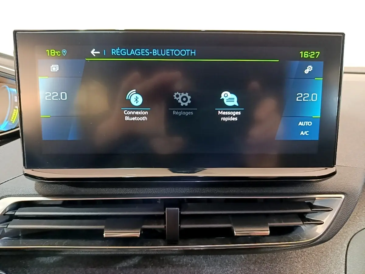 Écran tactile central du tableau de bord du Peugeot 3008 hybride, affichant les réglages Bluetooth.