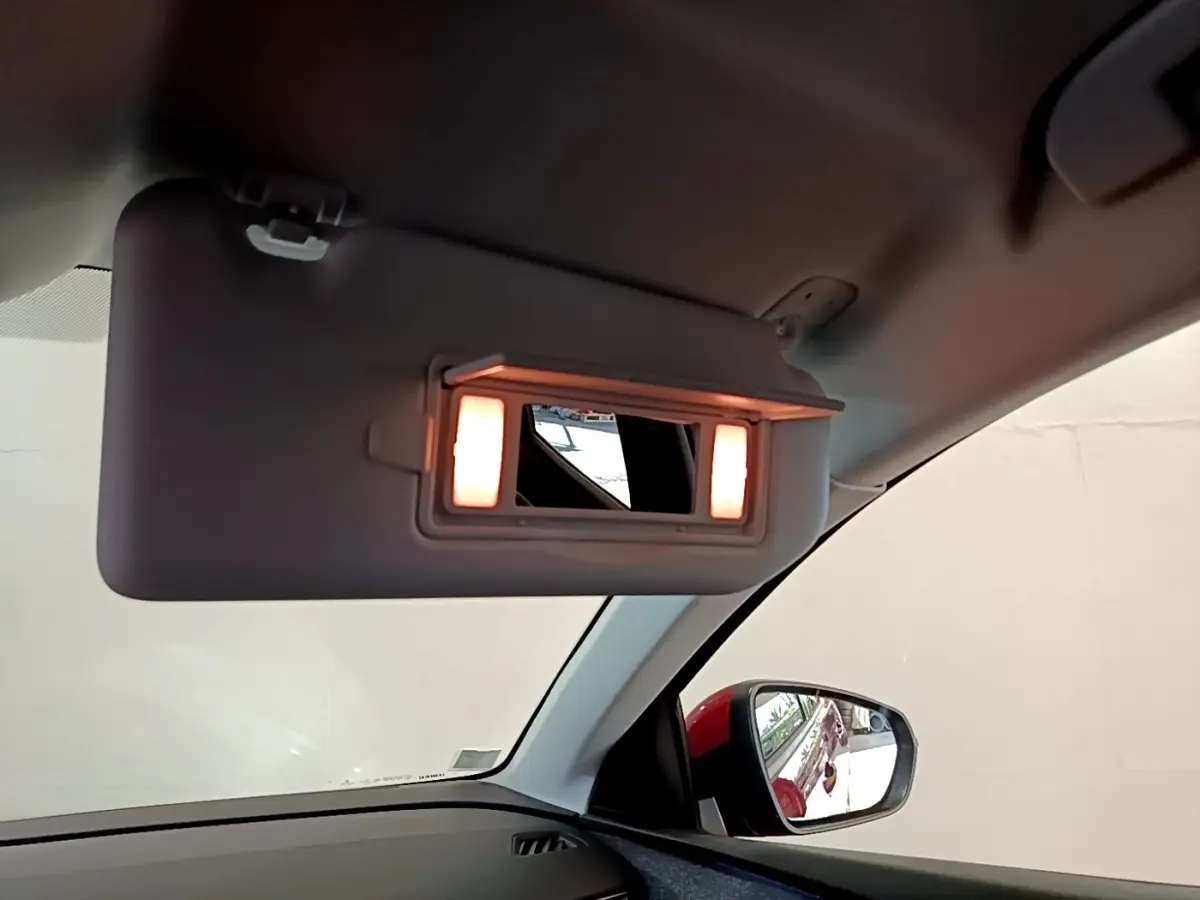 Détail intérieur du pare-soleil avec miroir éclairé côté conducteur du Peugeot 3008 hybride rechargeable 2021.