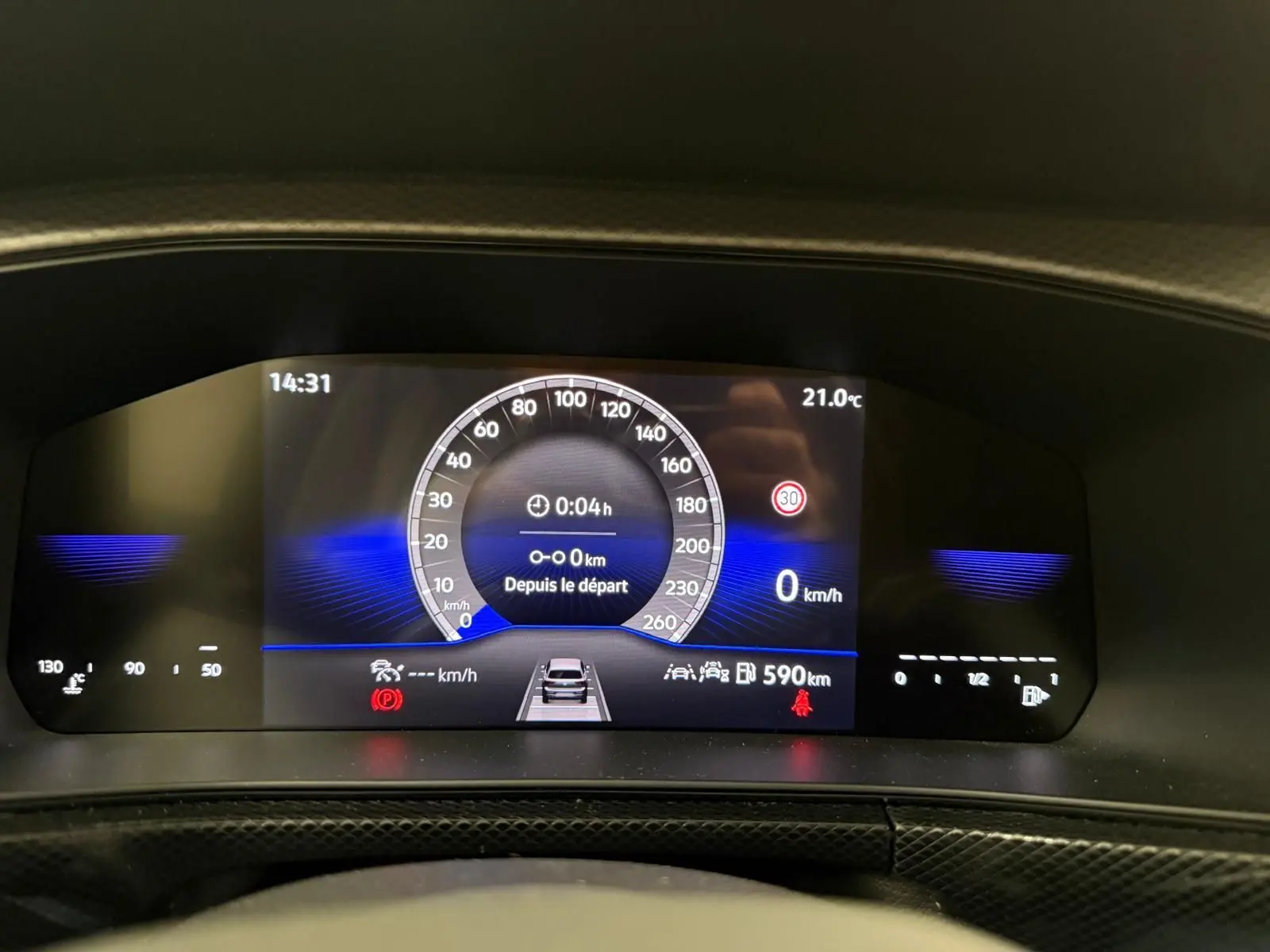 Tableau de bord numérique du Volkswagen T-Cross 2025 affichant vitesse, autonomie et température intérieure.