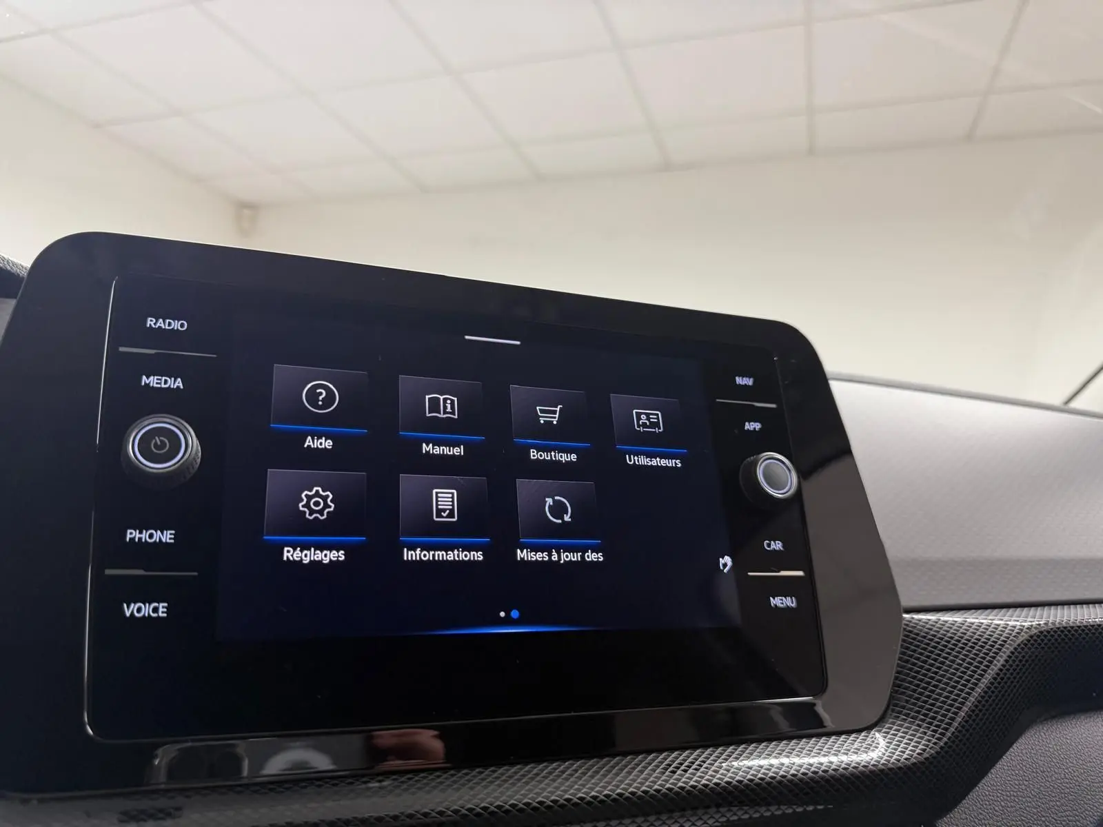 Écran tactile central du Volkswagen T-Cross 2025 affichant le menu des réglages, vue intérieure rapprochée.