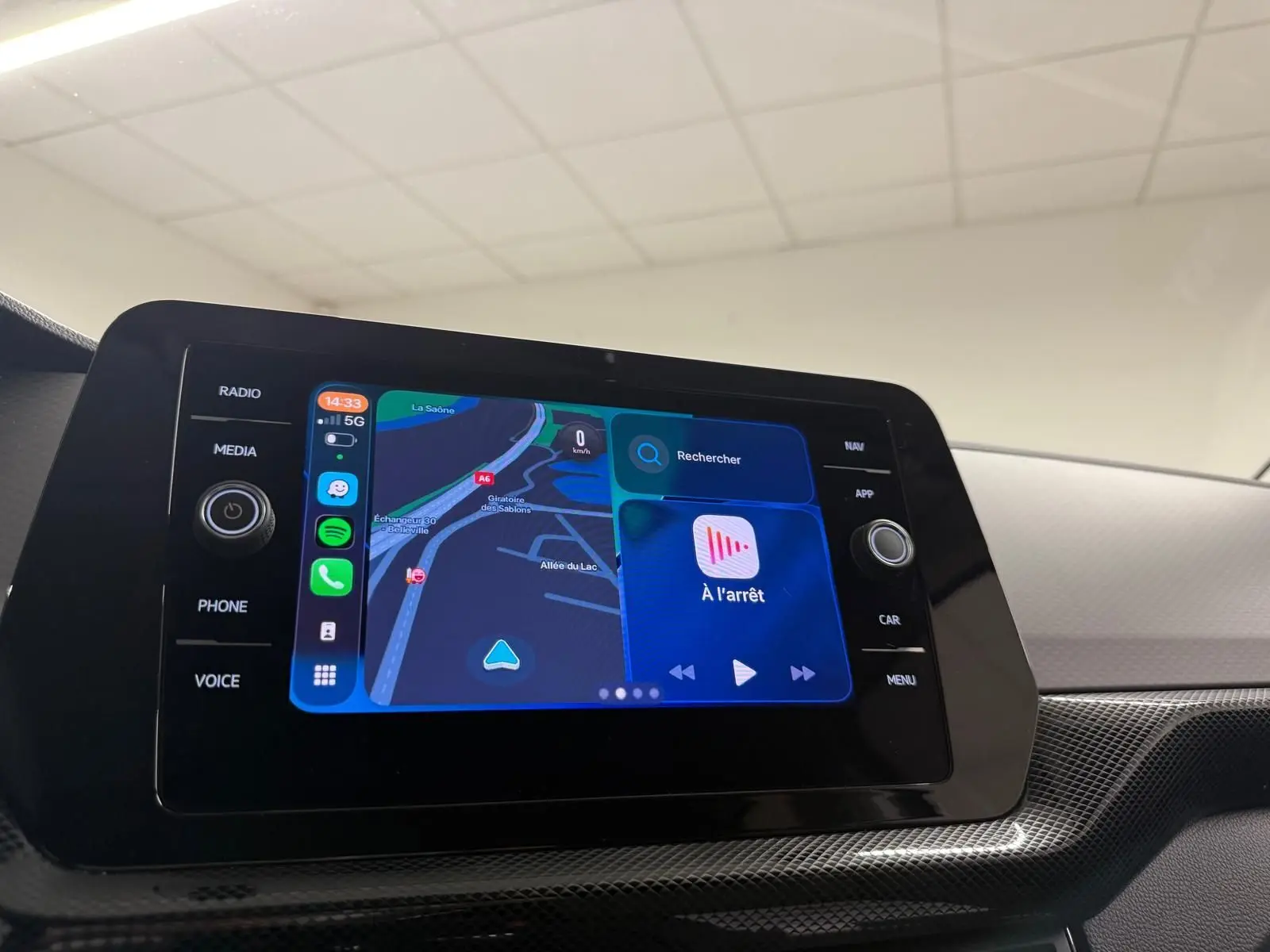 Écran tactile central du Volkswagen T-Cross 2025 affichant la navigation et les commandes multimédias, intérieur gris cendre.