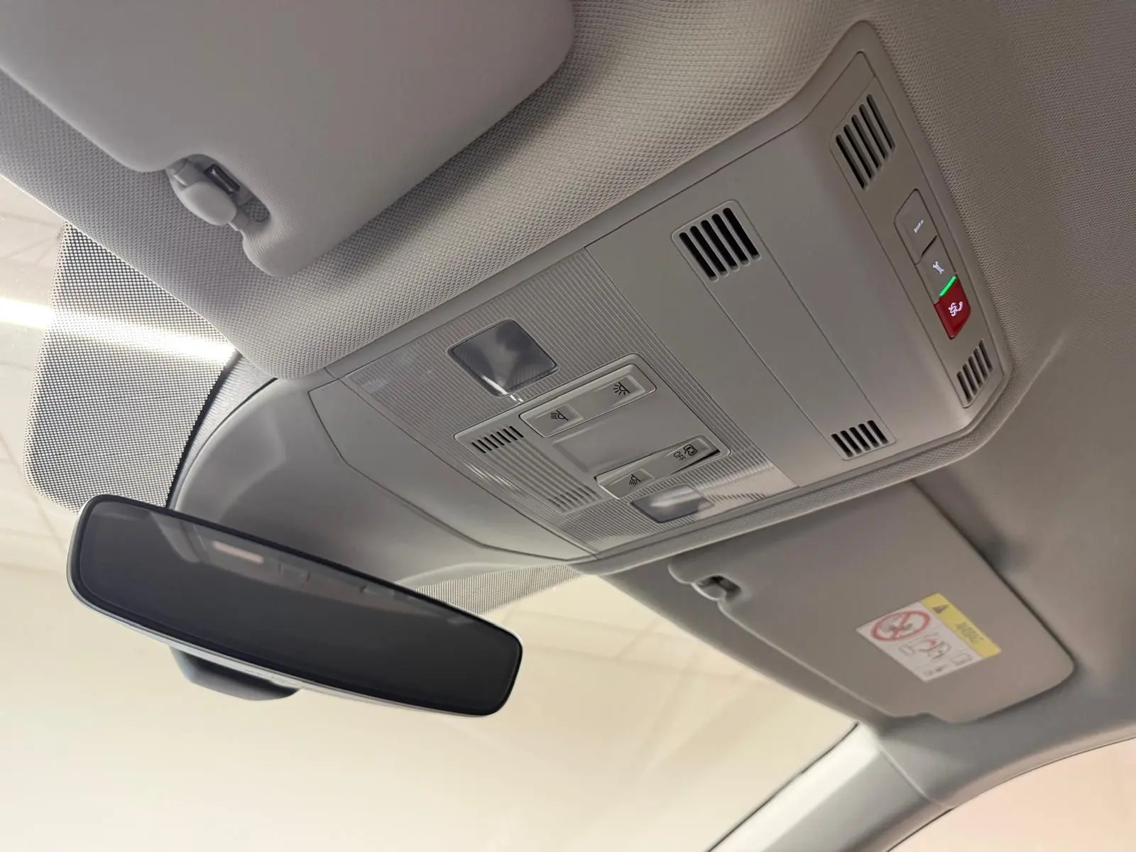 Vue intérieure du toit avec rétroviseur et panneau de commandes de plafonnier du Volkswagen T-Cross gris cendre 2025.