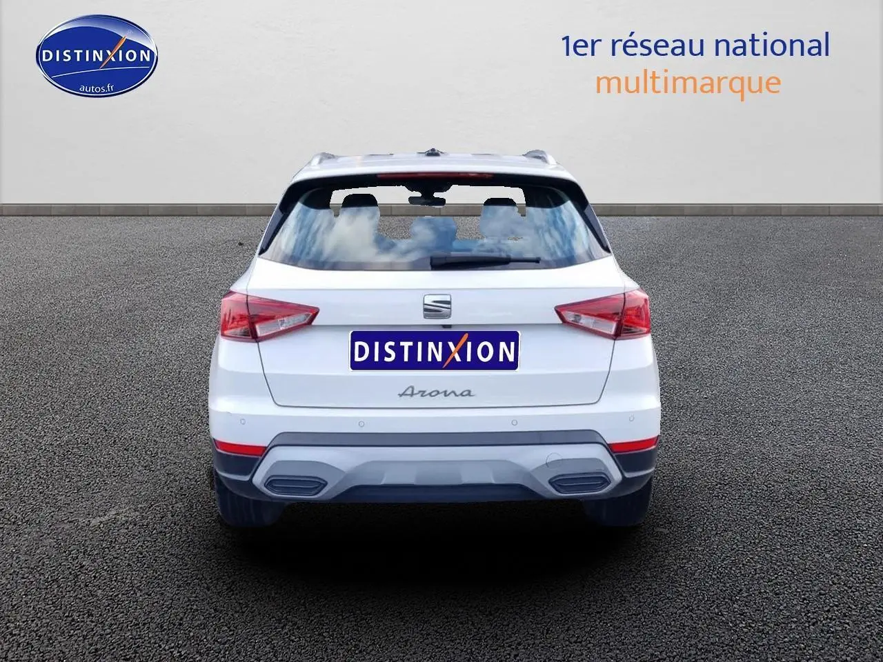 Vue arrière d'une SEAT Arona blanche 2023 avec feux LED et double sortie d'échappement intégrée au pare-chocs.