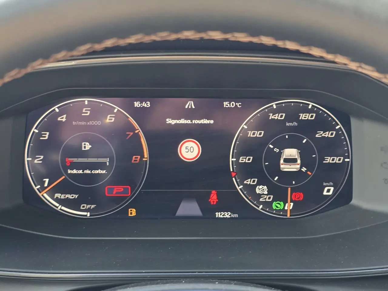 Combiné d'instruments digital couleur de la CUPRA Leon 2024 affichant la vitesse, régime moteur et signalisation routière.