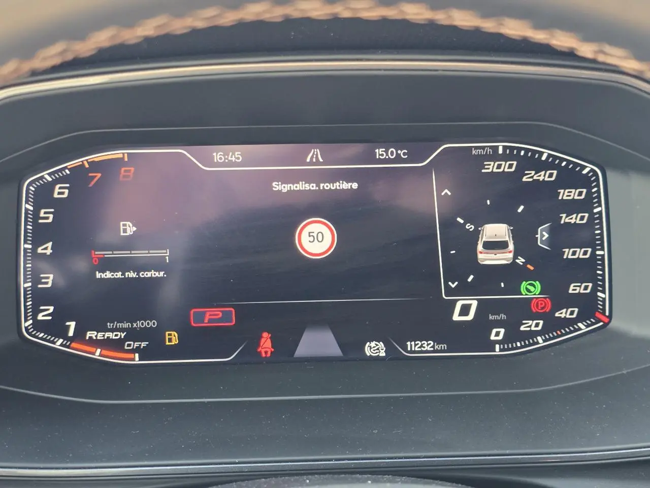 Affichage numérique du tableau de bord de la CUPRA Leon Sportstourer 2024, indiquant la vitesse, régime moteur et signalisation routière.