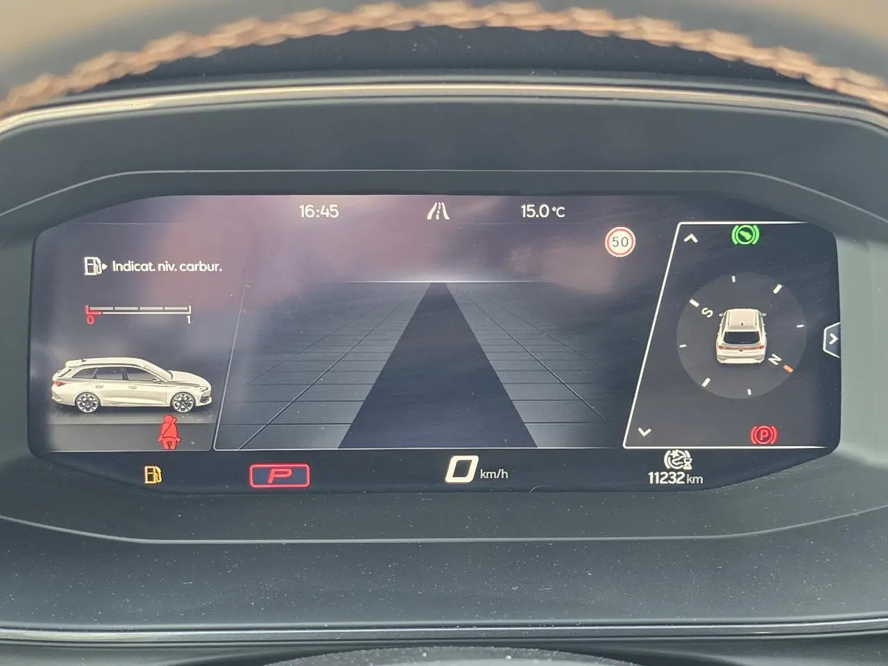 Affichage digital du tableau de bord du CUPRA Leon Sportstourer blanc Nevada, montrant la caméra de recul et l'indicateur de vitesse à 0 km/h.