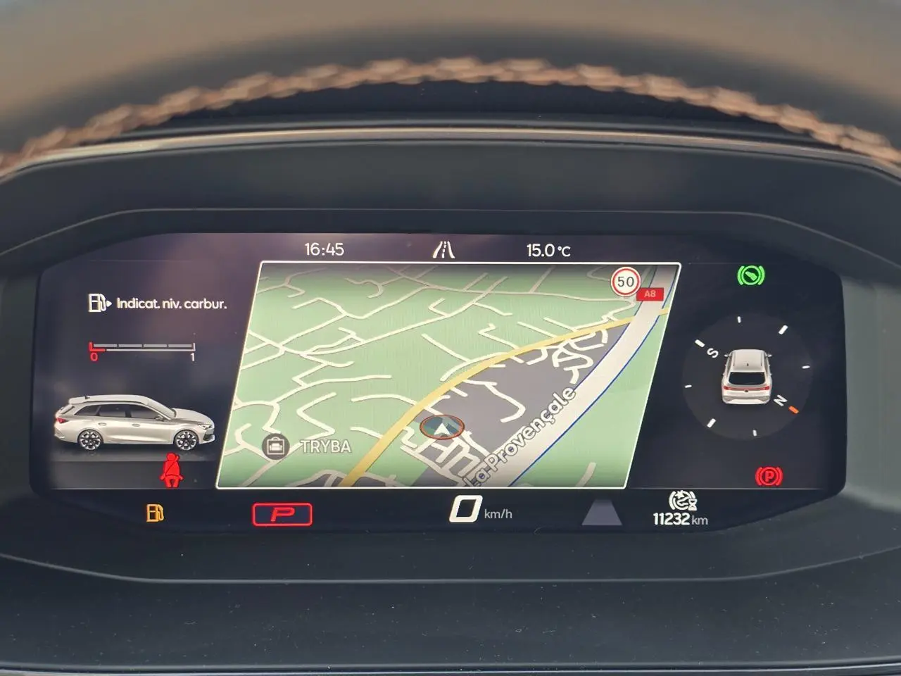 Affichage numérique du tableau de bord du CUPRA Leon Sportstourer blanc Nevada, montrant la navigation et l'état du véhicule.