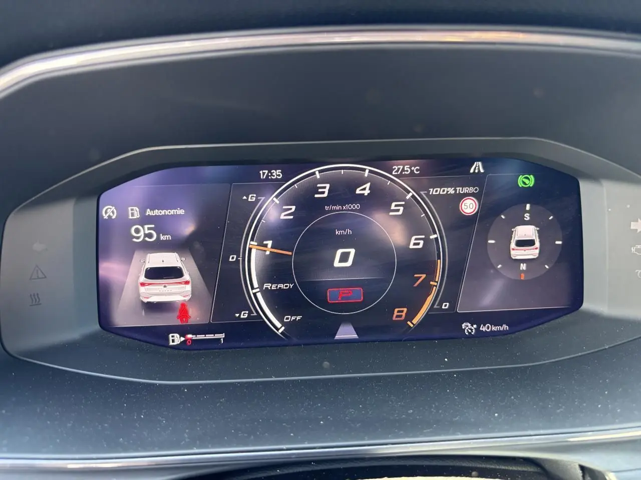 Combiné d'instruments digital couleur du tableau de bord de la CUPRA Leon Sportstourer blanc Nevada, affichant vitesse et autonomie.