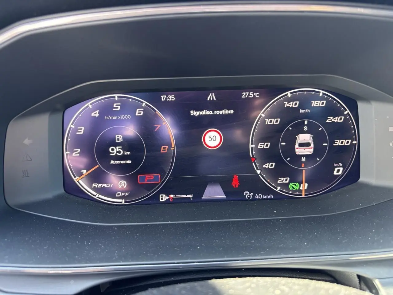 Combiné d'instruments digital couleur 10,25" de la CUPRA Leon Sportstourer, affichant vitesse, autonomie et signalisation routière.