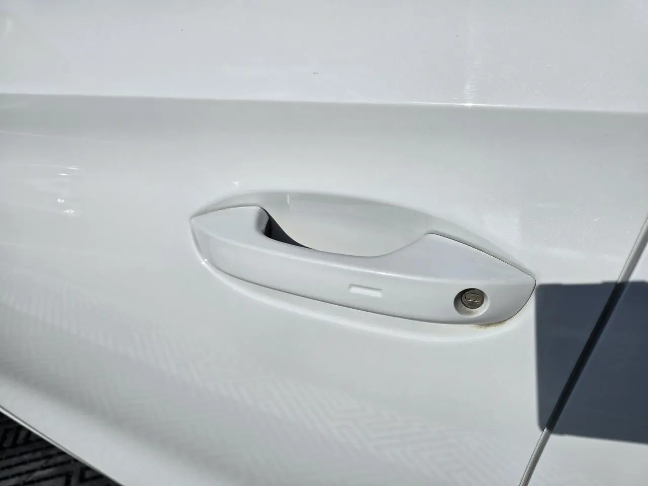 Poignée de porte côté droit en gros plan sur une CUPRA Leon Sportstourer blanche Nevada métallisée.