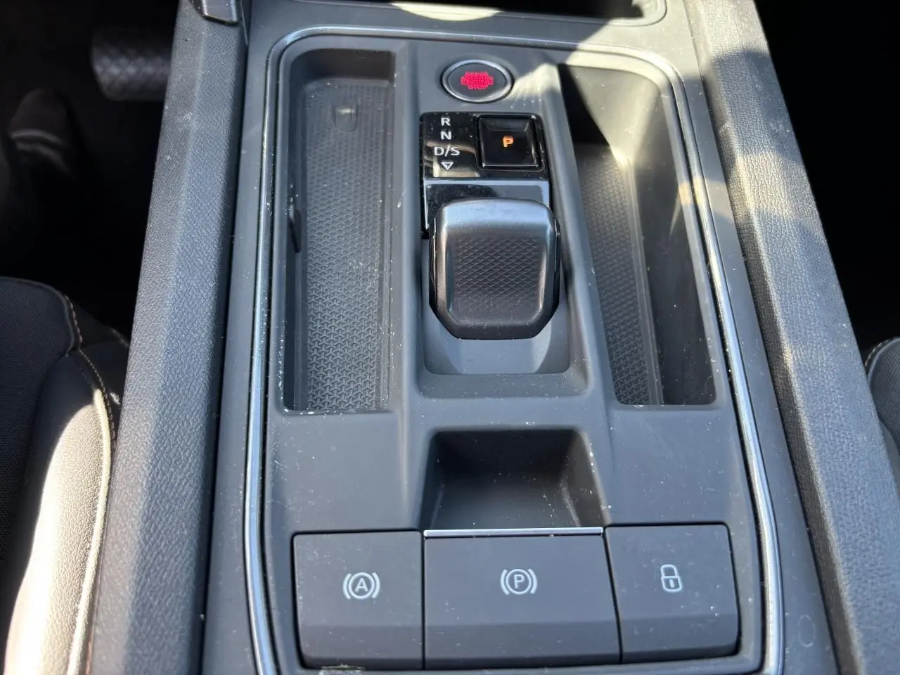 Vue rapprochée de la console centrale avec levier de vitesse et commandes électroniques de la CUPRA Leon Sportstourer 2024.