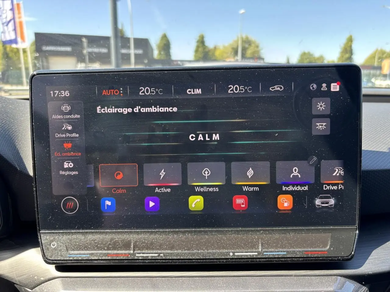 Écran tactile central du tableau de bord de la CUPRA Leon Sportstourer blanc, affichant les réglages d’éclairage d’ambiance.
