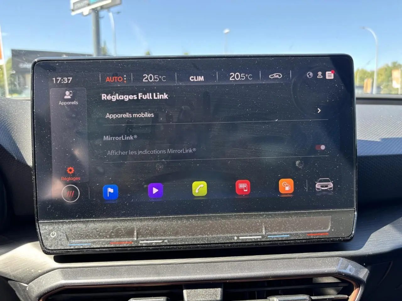 Écran tactile HD 12 pouces du système de navigation de la CUPRA Leon Sportstourer blanc Nevada, vue intérieure frontale.