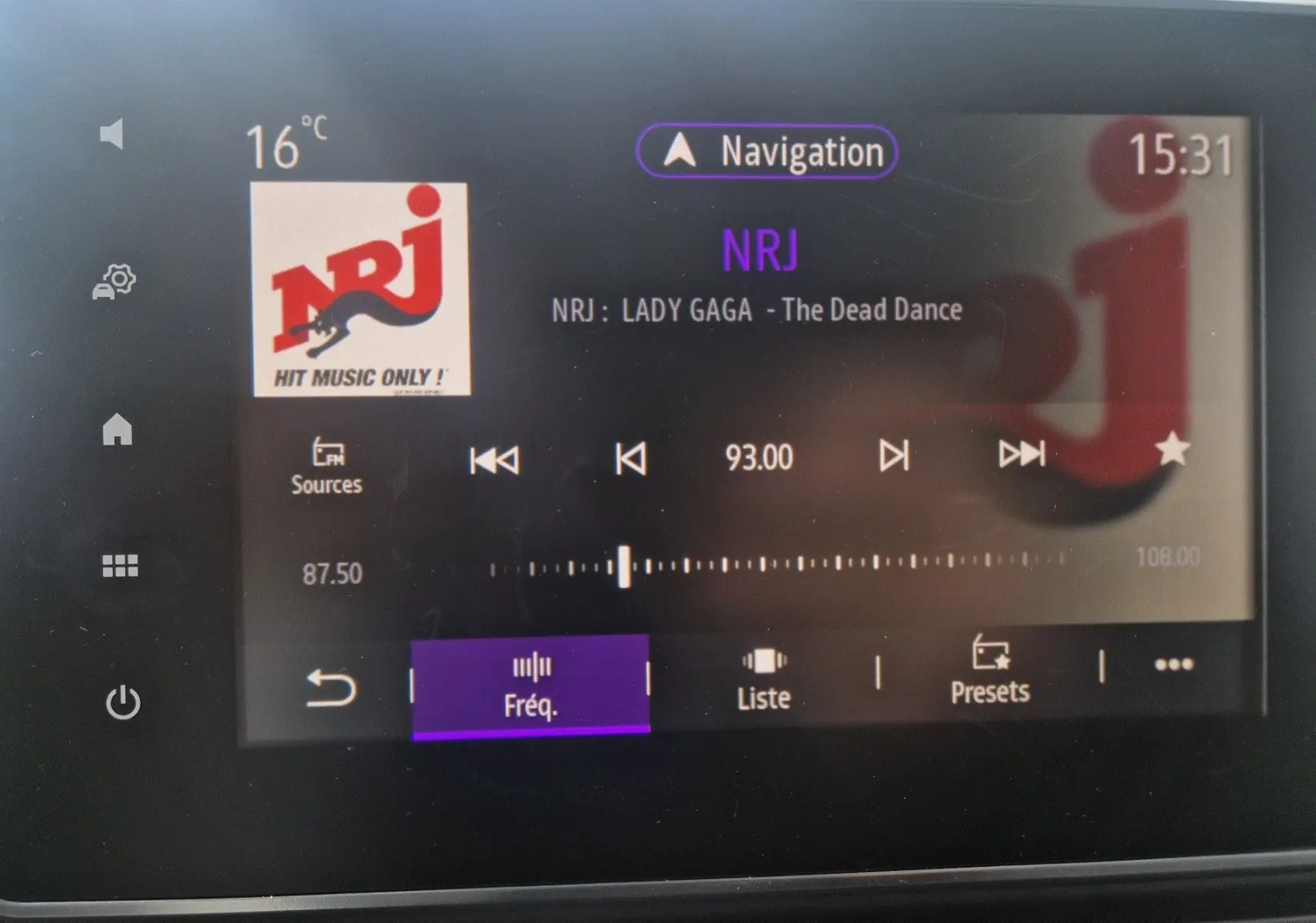 Écran tactile du système Easy Link du Renault Trafic L1H1 2025 affichant la radio NRJ et la température extérieure à 16°C.