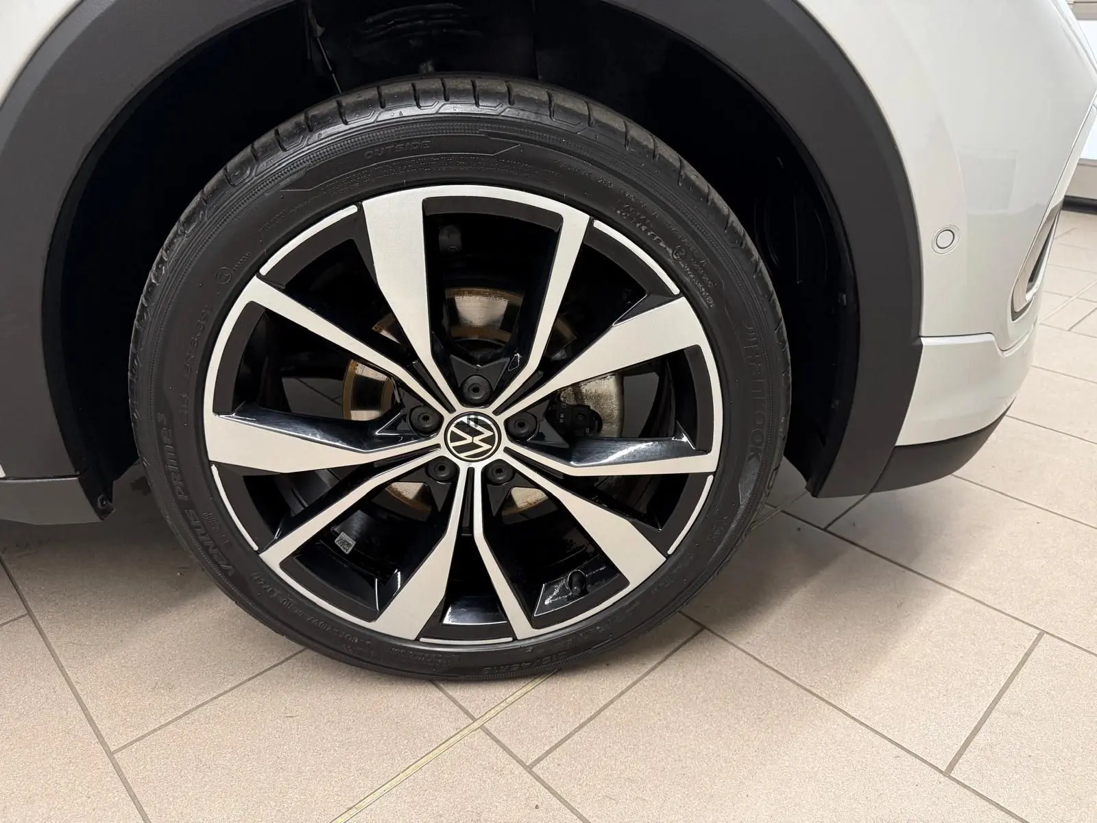Gros plan sur la jante alliage 18 pouces bicolore du côté avant droit du Volkswagen T-Cross Reflet d'Argent.