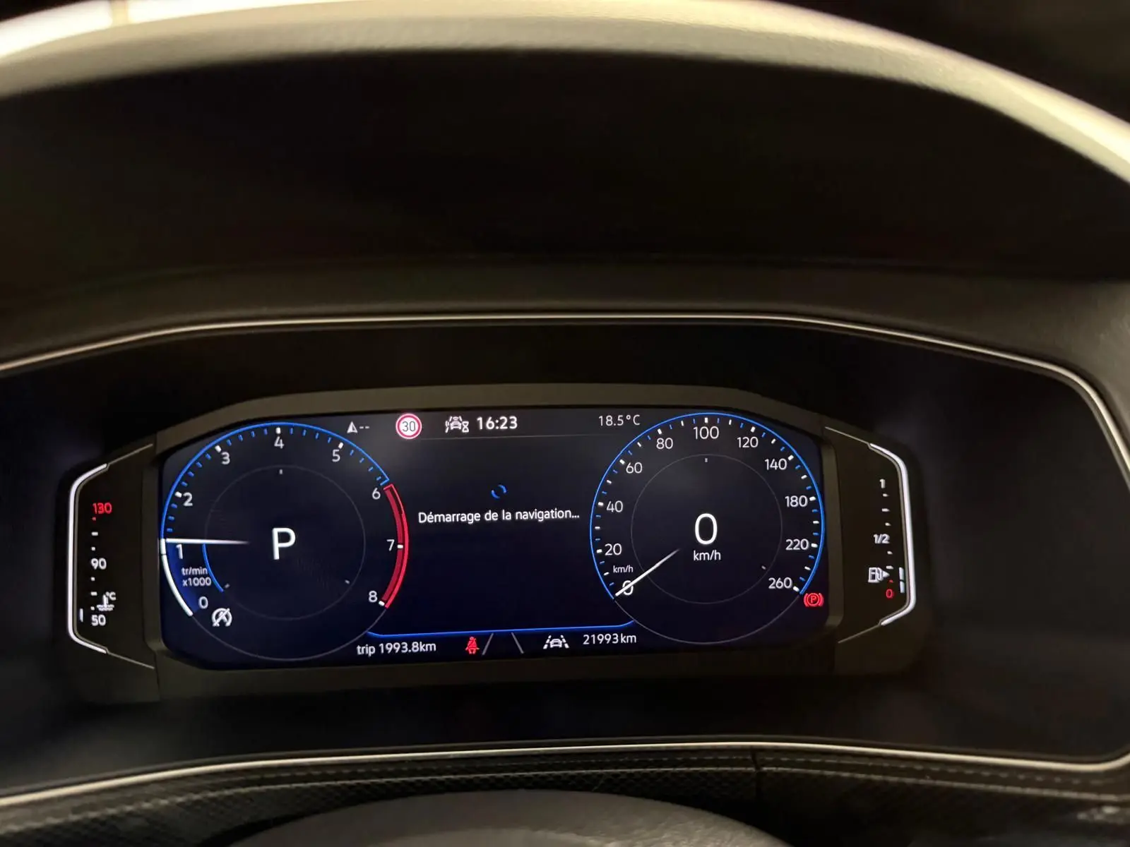 Vue rapprochée du combiné d'instruments digital du Volkswagen T-Cross 1.5 TSI 150 DSG7 R-Line affichant la navigation en démarrage.