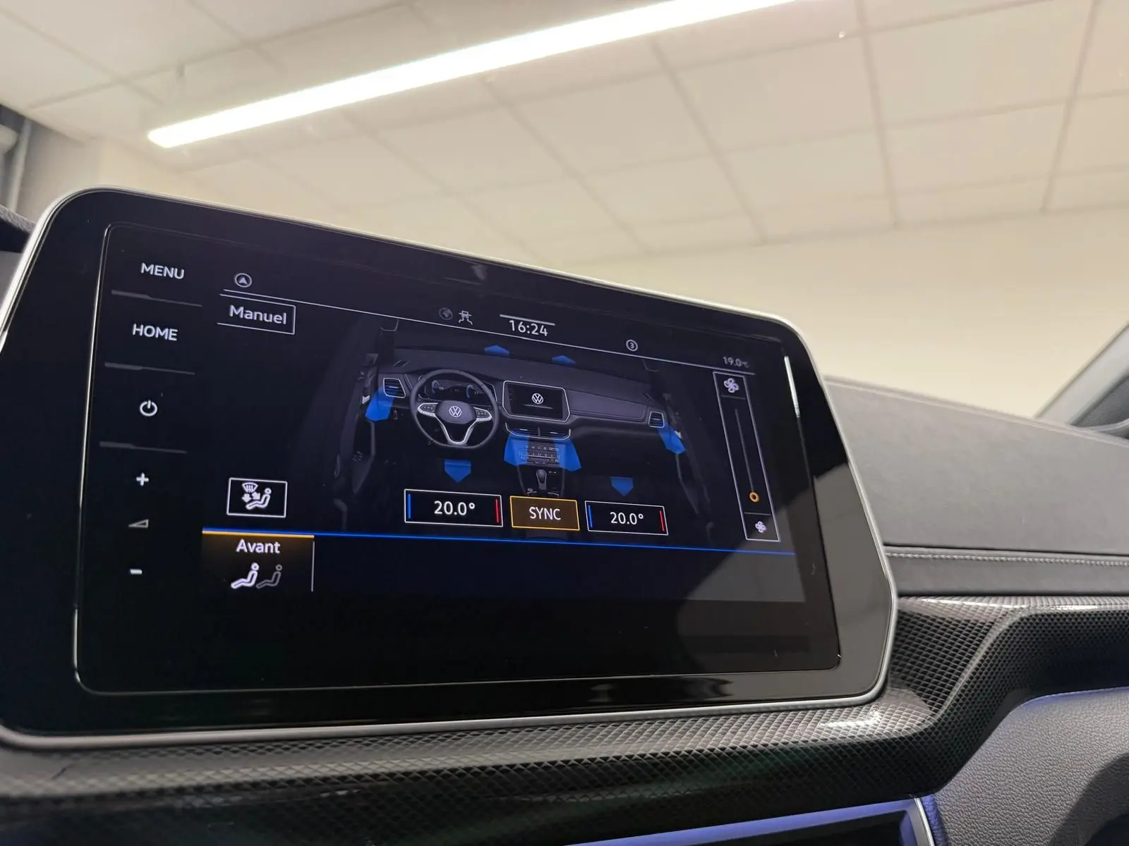 Écran tactile central affichant la climatisation bi-zone du Volkswagen T-Cross 1.5 TSI R-Line, intérieur noir.